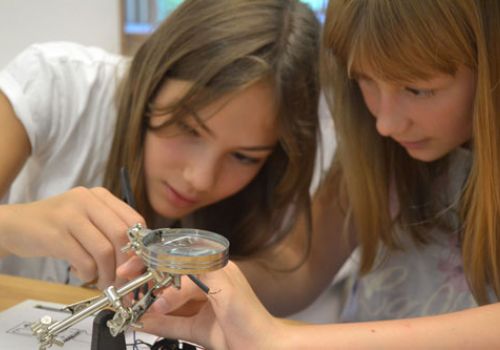 Mädchen experimentieren. von KJR