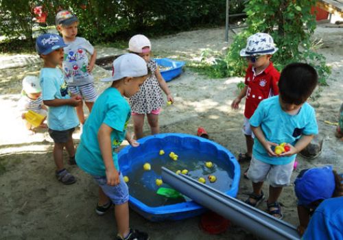 Kinder spielen am Wasserspielplatz. von KJR